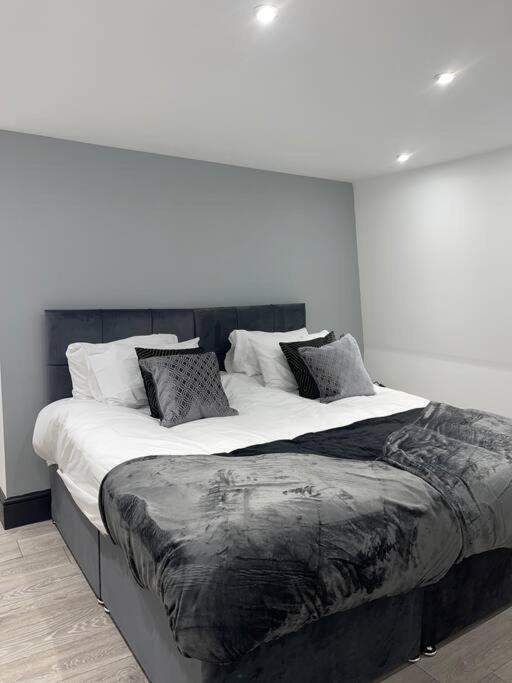 Apartment 2 Bedroom - Abacus House - Town Centre - Contractor Friendly - Free Parking - Full Kitchen - Washer Dryer - Spacious - Ideal For Work *